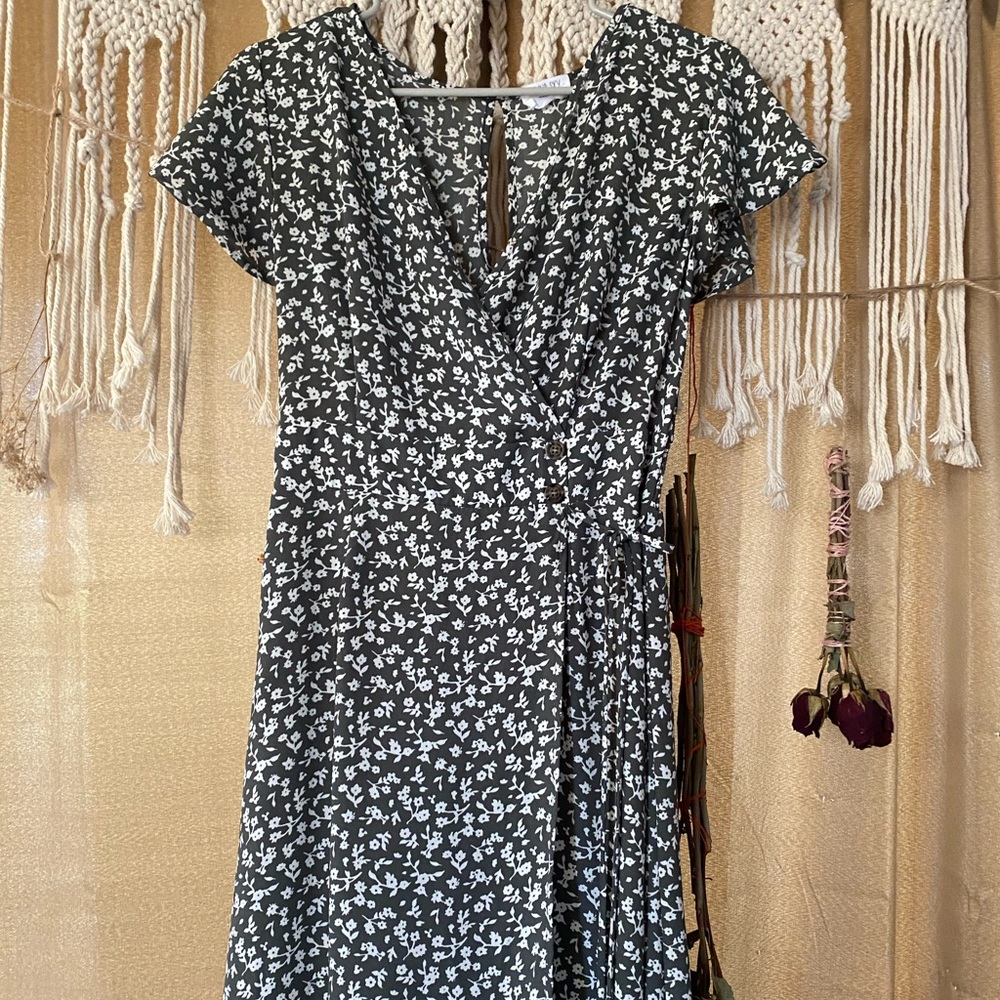 Cute Flowey green dress with adorable white flowers. Lands just above the ankles